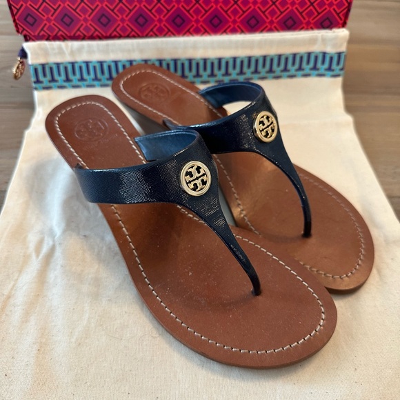 Tory Burch Cameron Wedge Thong Sandals Navy/Gold 8.5 - Picture 1 of 9